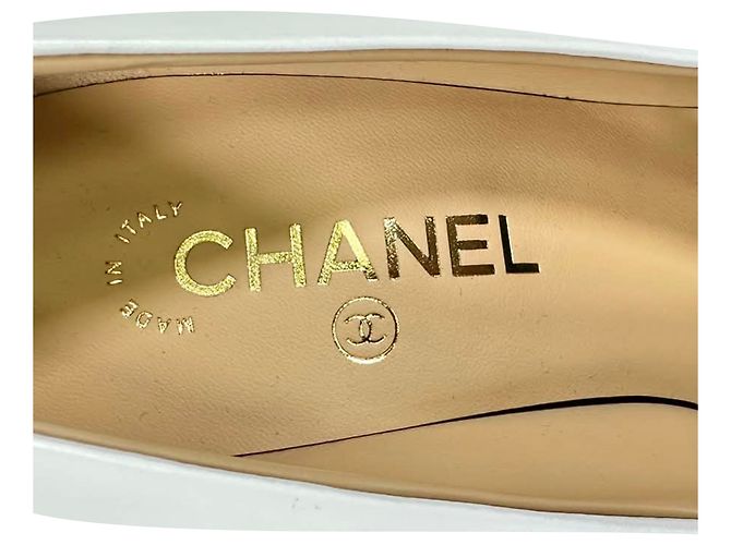 Timeless Stilettos Chanel CC de punta fina en piel blanca Blanco - vista 10