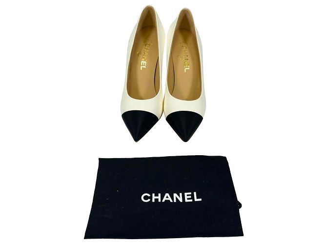 Timeless Stilettos Chanel CC de punta fina en piel blanca Blanco - vista 12