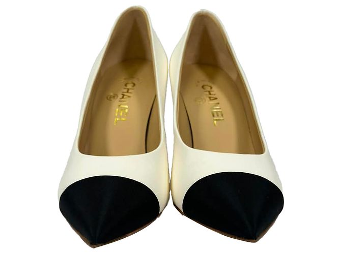 Timeless Stilettos Chanel CC de punta fina en piel blanca Blanco - vista 2