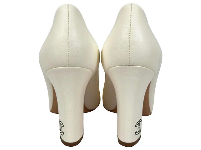 Timeless Stilettos Chanel CC de punta fina en piel blanca Blanco - vista 3