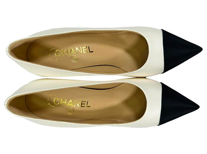 Timeless Stilettos Chanel CC de punta fina en piel blanca Blanco - vista 5