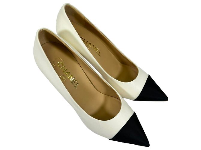 Timeless Stilettos Chanel CC de punta fina en piel blanca Blanco - vista 6