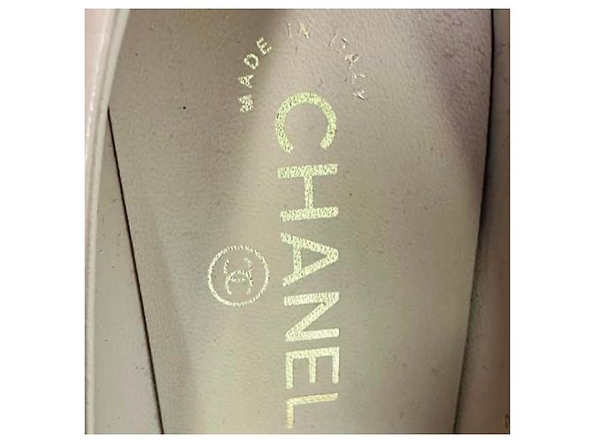 Timeless Décolleté Chanel Cap Toe in pelle beige - vista 11