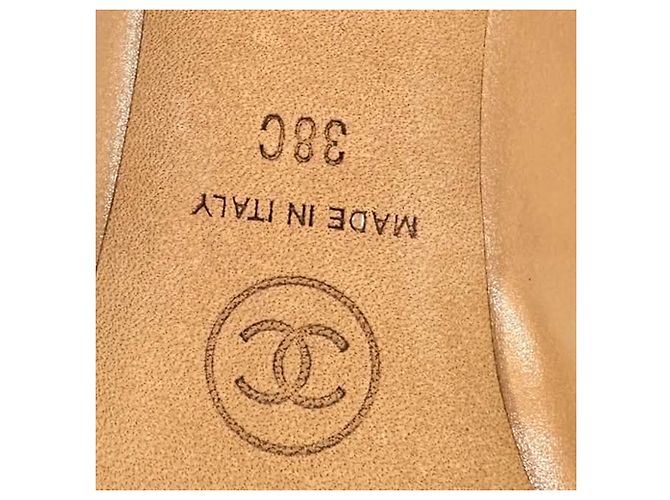 Timeless Décolleté Chanel Cap Toe in pelle beige - vista 13