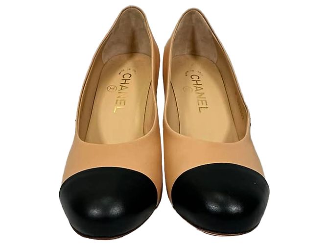 Timeless Décolleté Chanel Cap Toe in pelle beige - vista 2