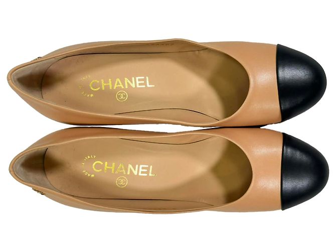 Timeless Décolleté Chanel Cap Toe in pelle beige - vista 5