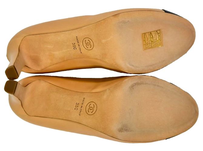 Timeless Décolleté Chanel Cap Toe in pelle beige - vista 8