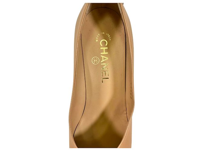 Timeless Décolleté Chanel Cap Toe in pelle beige - vista 9