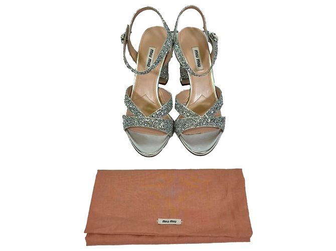 Sandalias de cuero con adornos de cristal Miu Miu en Silver Glitter Plata Metálico - vista 10