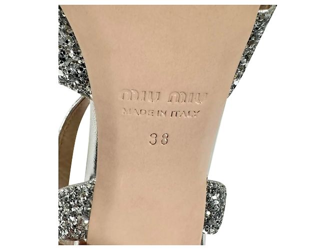 Sandalias de cuero con adornos de cristal Miu Miu en Silver Glitter Plata Metálico - vista 11