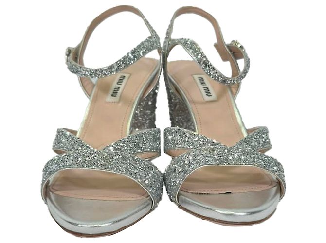 Sandalias de cuero con adornos de cristal Miu Miu en Silver Glitter Plata Metálico - vista 2