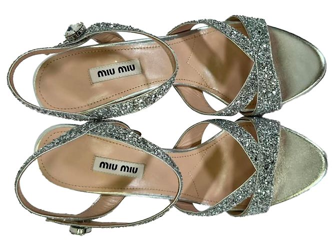 Sandalias de cuero con adornos de cristal Miu Miu en Silver Glitter Plata Metálico - vista 5