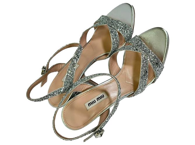 Sandalias de cuero con adornos de cristal Miu Miu en Silver Glitter Plata Metálico - vista 6
