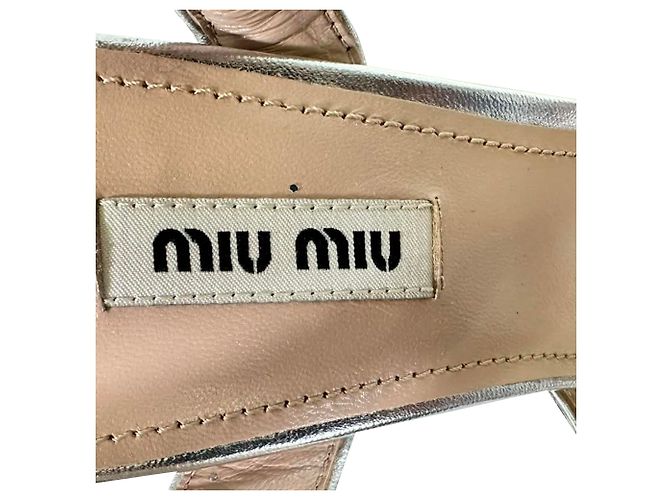 Sandalias de cuero con adornos de cristal Miu Miu en Silver Glitter Plata Metálico - vista 9