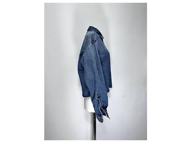 Miu Miu Cropped Shirt mit Raw Hem in Hellblauem Denim - Ansicht 2