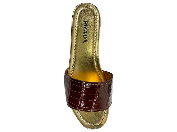 Sandali piatti slide in pelle marrone con effetto coccodrillo Prada Rosso - vista 8