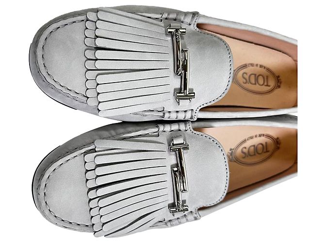 Mocassini con frange Tod's in scamosciato grigio - vista 7