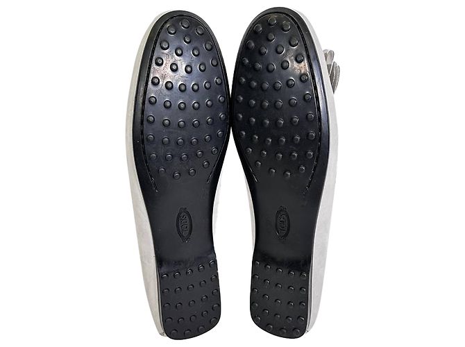 Mocassini con frange Tod's in scamosciato grigio - vista 9