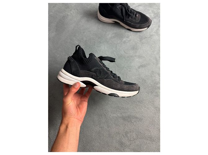 Sneakers Chanel in pelle e tessuto nero - vista 10
