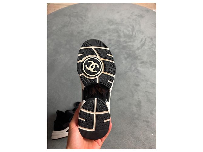 Sneakers Chanel in pelle e tessuto nero - vista 14