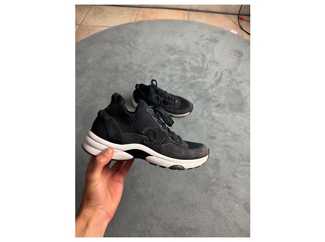 Sneakers Chanel in pelle e tessuto nero - vista 2