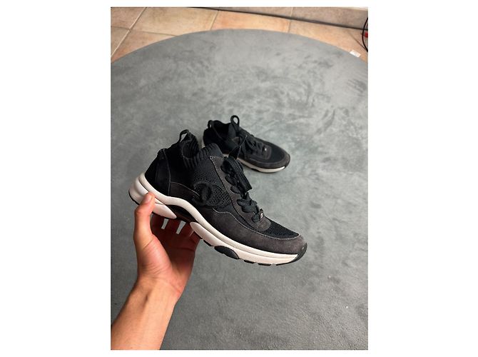 Sneakers Chanel in pelle e tessuto nero - vista 3