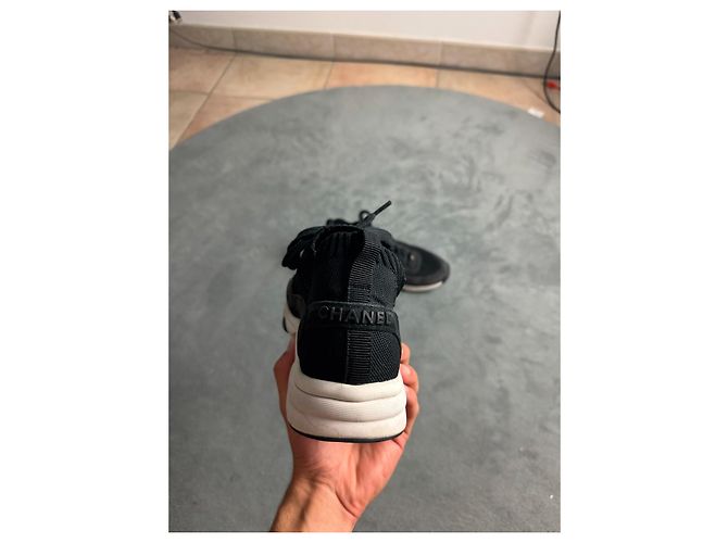 Sneakers Chanel in pelle e tessuto nero - vista 6
