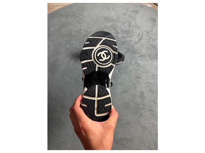 Sneakers Chanel in pelle e tessuto nero - vista 7