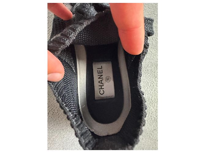 Sneakers Chanel in pelle e tessuto nero - vista 8