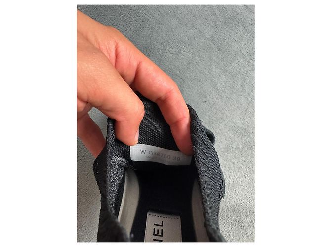 Sneakers Chanel in pelle e tessuto nero - vista 9