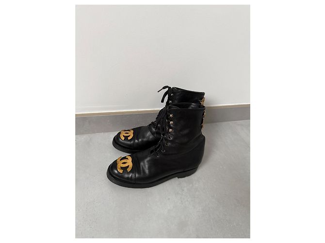 Botas Chanel de cuero negro con logo CC dorado - vista 2