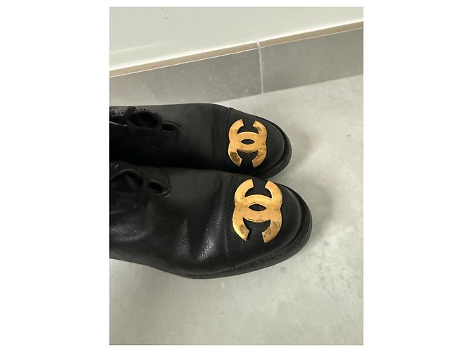 Botas Chanel de cuero negro con logo CC dorado - vista 3