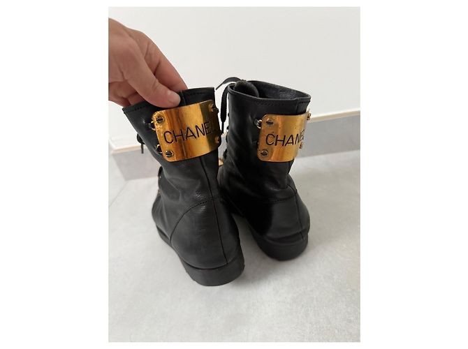 Botas Chanel de cuero negro con logo CC dorado - vista 4