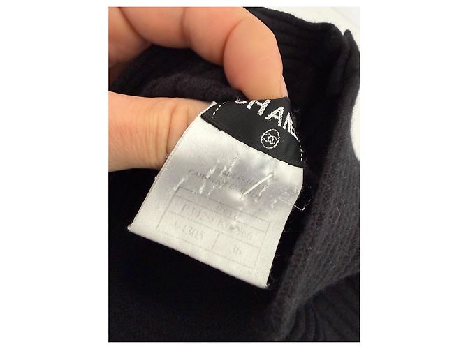 Maglione Chanel nero in cashmere a collo alto con bottoni - vista 3