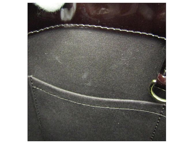 Borsa Tote Louis Vuitton Monogram Vernis Avalon MM in Amarante Bordò - vista 17