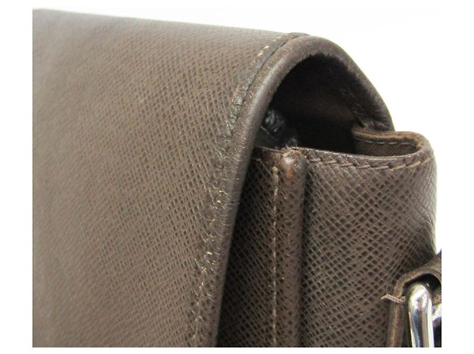 Borsa a tracolla Louis Vuitton Taiga Andrei Marrone - vista 10