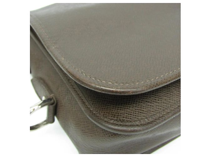 Borsa a tracolla Louis Vuitton Taiga Andrei Marrone - vista 6