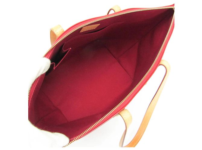 Borsa a tracolla Louis Vuitton Monogram Vernis Bellevue GM Rosso - vista 3