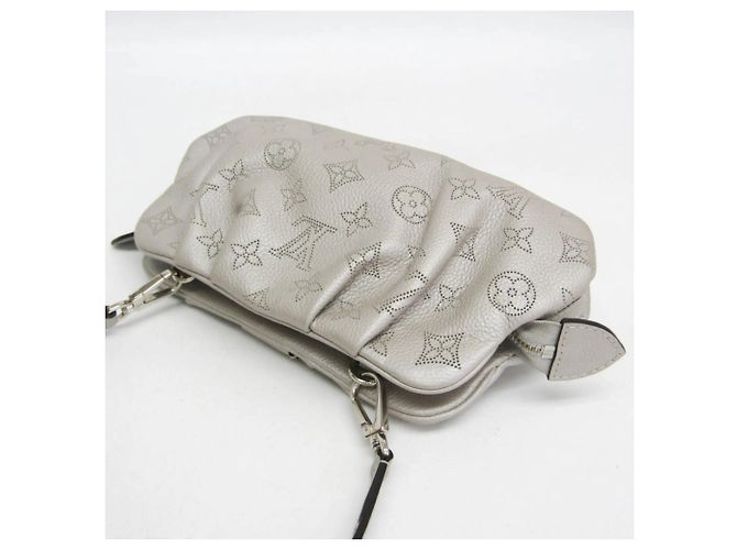 Clutch e borsa a tracolla Louis Vuitton Mahina Scala Mini Argento - vista 6