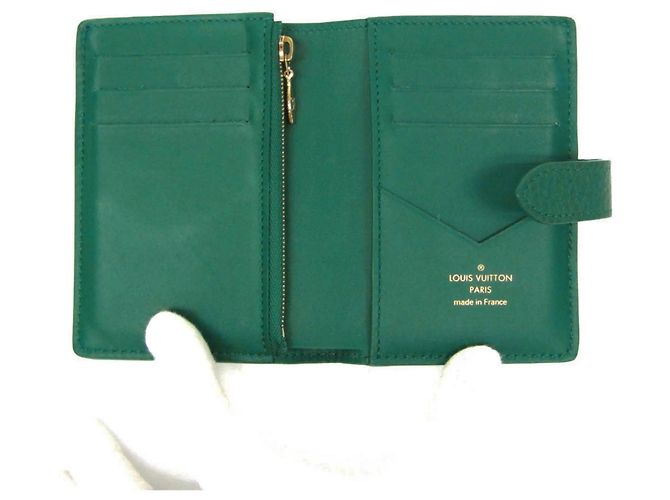 Cartera Compacta Louis Vuitton Taurillon Vertical M82438 Verde - vista 4
