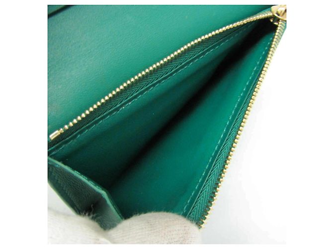 Cartera Compacta Louis Vuitton Taurillon Vertical M82438 Verde - vista 5