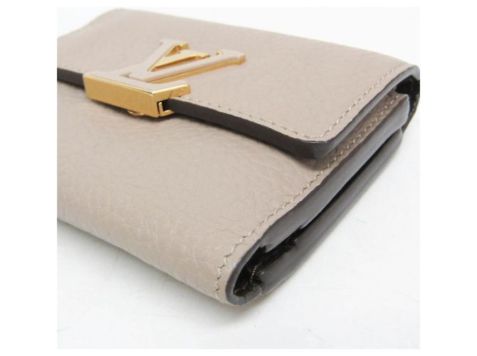 Carteira Louis Vuitton Taurillon Capucines XS Bege - vista 6