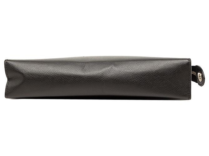 Pochette Voyage MM in pelle Taiga nera Louis Vuitton Nero - vista 3