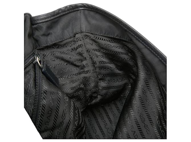 Borsa a tracolla messenger con placca logo Triangle Prada Nero - vista 9