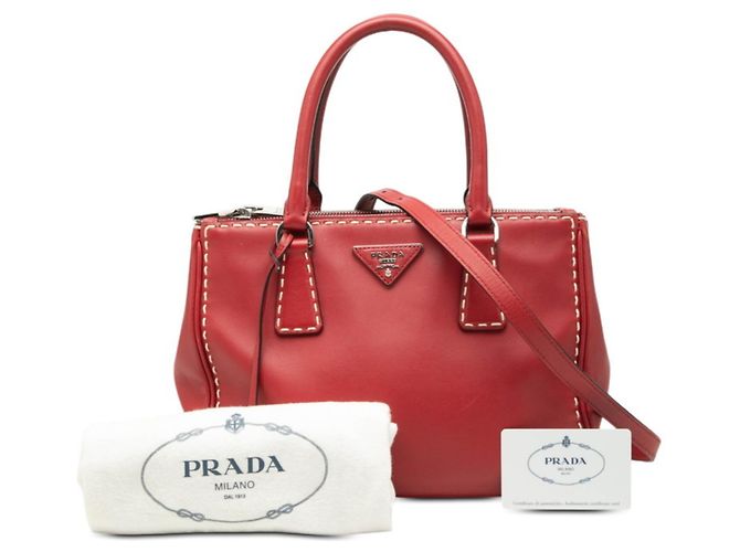 Borsa a mano Prada in pelle di vitello rosso con placca logo Triangle - vista 6