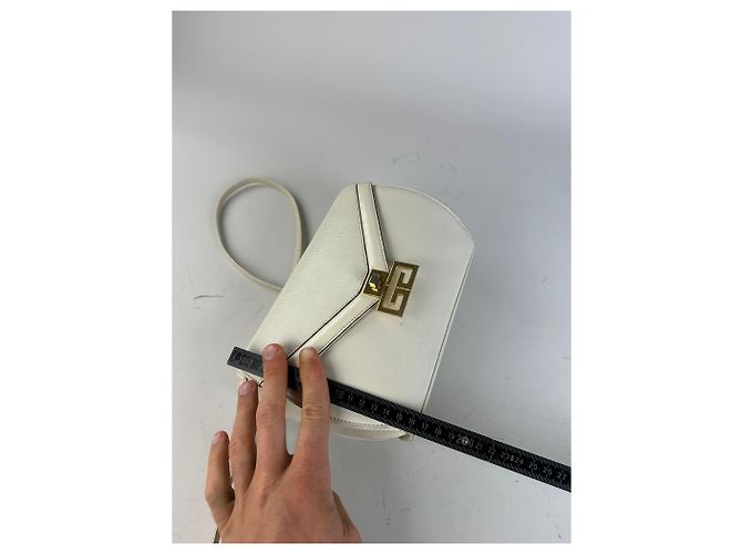 Vintage Givenchy Schultertasche aus strukturierter Leder Weiß Gold - vista 11