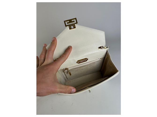 Vintage Givenchy Schultertasche aus strukturierter Leder Weiß Gold - vista 3