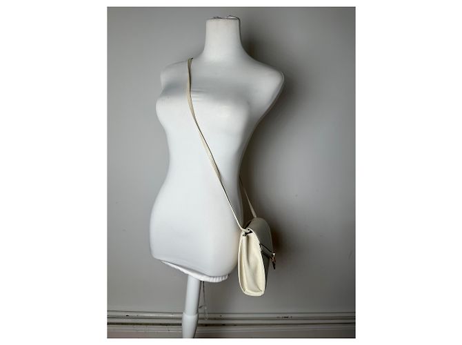 Vintage Givenchy Schultertasche aus strukturierter Leder Weiß Gold - vista 6