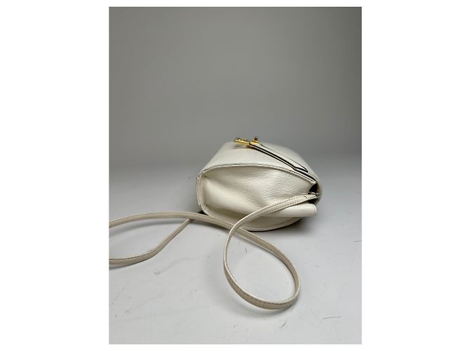 Vintage Givenchy Schultertasche aus strukturierter Leder Weiß Gold - vista 7