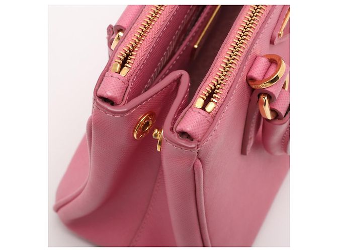 Prada Borsa a Mano Galleria Mini in Pelle Saffiano Rosa - vista 15